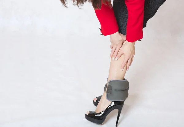 Egy az érzés a nehézkesség a lábak, egy fiatal nő — Stock Fotó