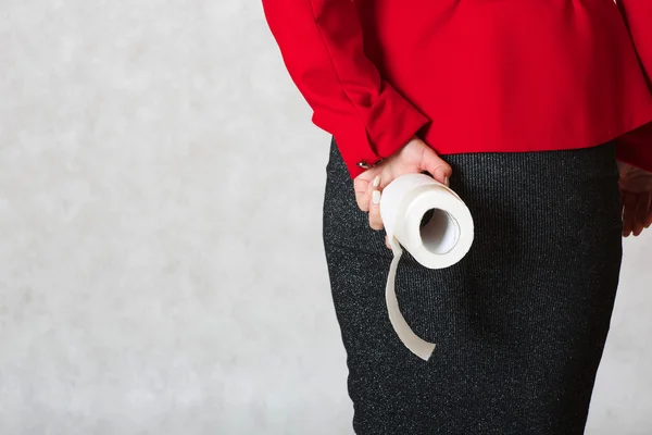 A roll of a toilet paper in the hand of a young woman — Stock Photo, Image