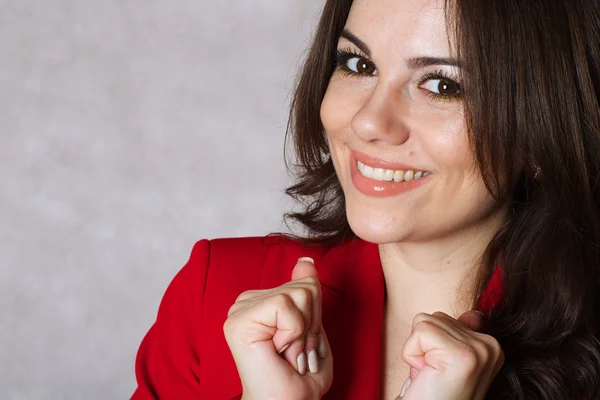 Una joven feliz muestra su satisfacción — Foto de Stock