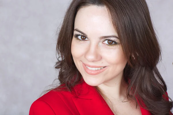 gülümseyen genç kadın