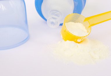 Bir ölçüm plastik kaşık yapay toz süt.