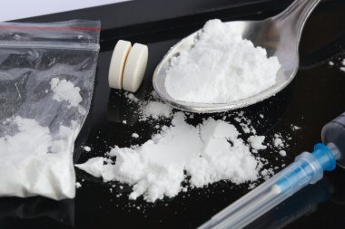 Siyah bir yüzey üzerinde narkotik uyuşturucular. Portre