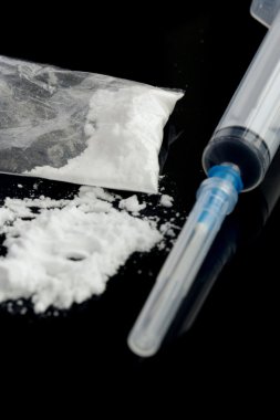 Siyah bir yüzey üzerinde narkotik uyuşturucular. Portre