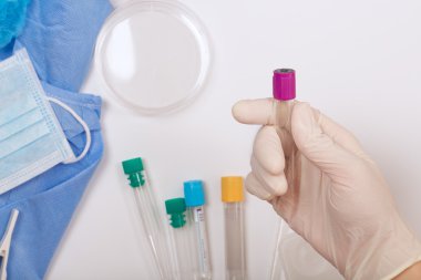 Test tüpü içinde belgili tanımlık palmiye bir Laboratuar teknisyeni. Portre