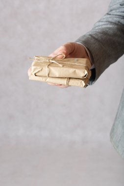 Bir adam ve bir hediye. Portre