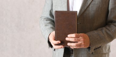 Bir adamın elinde bir kitap. Portre