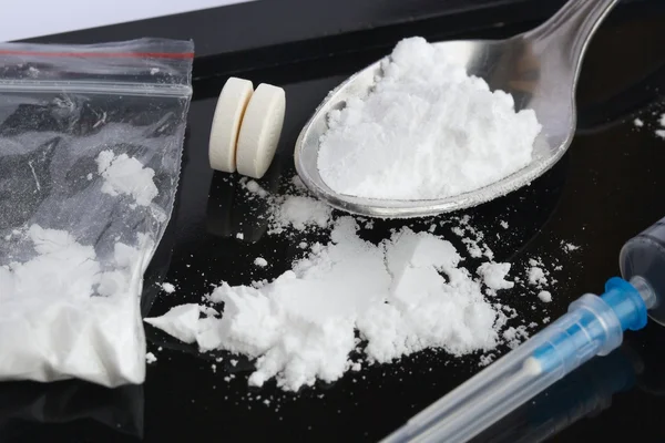 Siyah bir yüzey üzerinde narkotik uyuşturucular. Portre