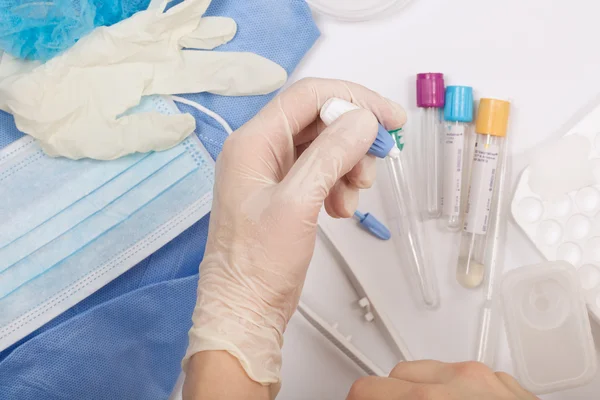 Técnico de laboratorio aplica un dedo antes de tomar análisis de sangresi — Foto de Stock