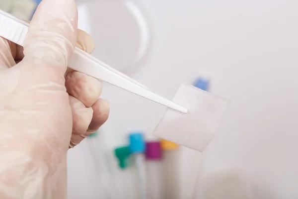 Toallita con alcohol en la mano de un técnico de laboratorio — Foto de Stock