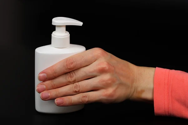 Dispensador de jabón líquido y una mano humana — Foto de Stock