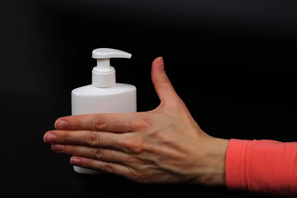 皂液器和人的手 — 图库照片