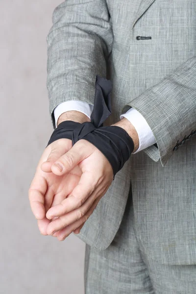 Мужские руки связаны черной тканью — стоковое фото