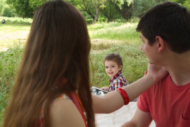 Küçük bir çocuk genç bir çift gözlemleyerek