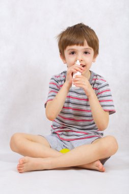 Biri burnunu temizliyor