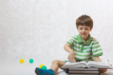 Bir çocuk bir şey büyük sözlükte gösterir