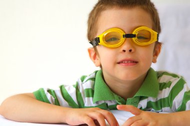 Dalış gözlüklü küçük bir çocuk