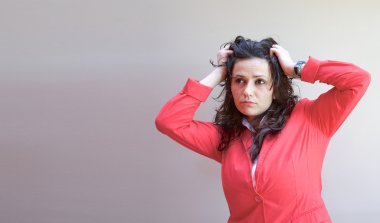 İş günü sonra stresli bir genç kadın