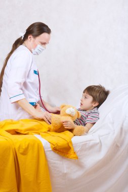 Bir çocuk ve onun dolabında bir çocuk doktoru