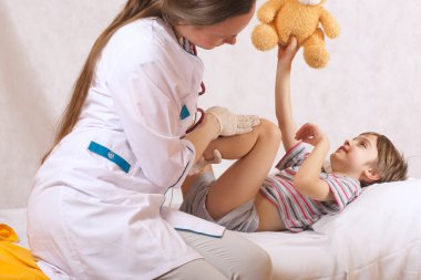 Bir çocuk ve onun dolabında bir çocuk doktoru