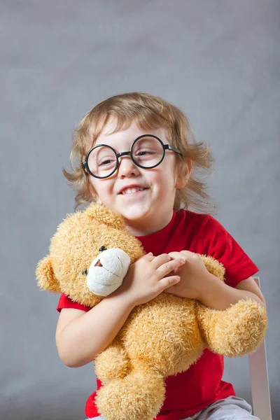 Un enfant avec un ourson dans les bras — Photo