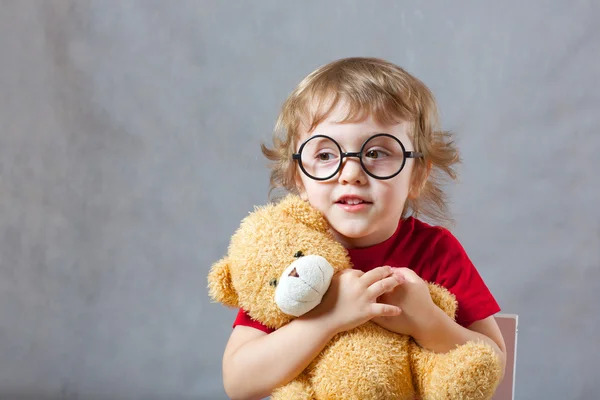 Un enfant avec un ourson dans les bras — Photo