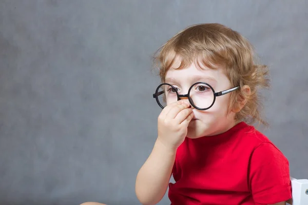 Un enfant de 3 ans au nez fermé — Photo