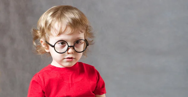 Ein überraschter dreijähriger Junge — Stockfoto