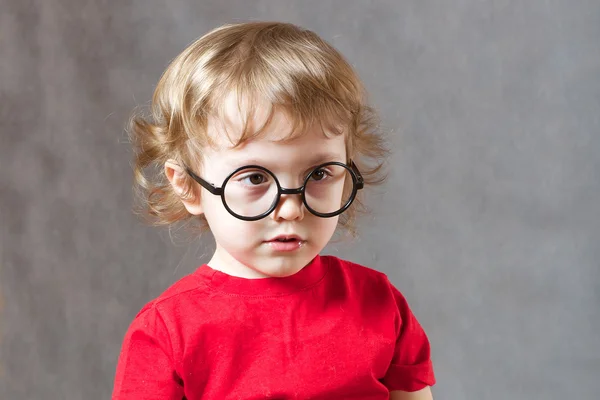 Un chico sorprendido de tres años — Foto de Stock