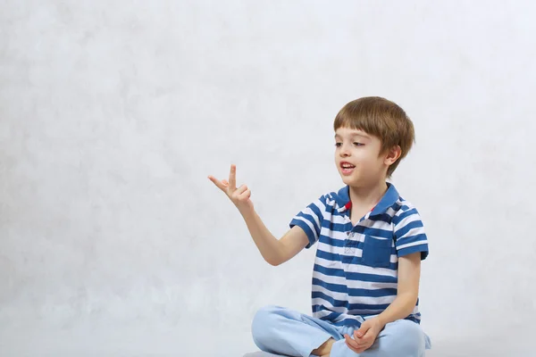 Un chico está contando su dedo — Foto de Stock