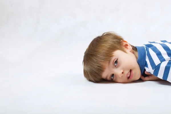 Un niño sobre un fondo blanco.Primer plano — Foto de Stock