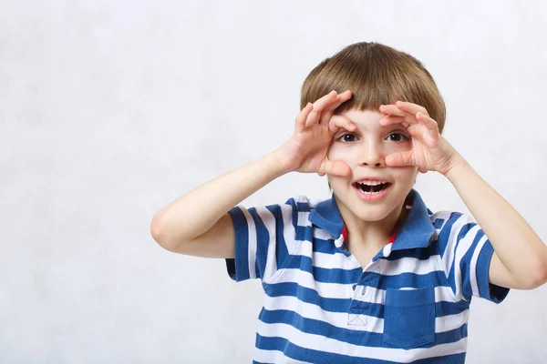 Um menino imita assistir binocular — Fotografia de Stock