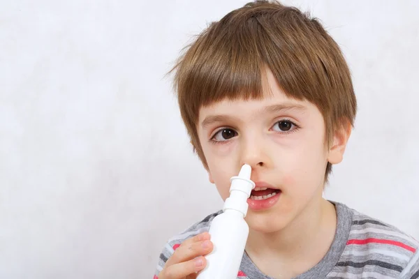 Хлопчик з симптомами застуди — стокове фото