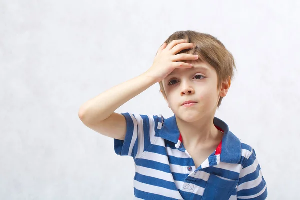 Un niño tiene dolor de cabeza.Primer plano — Foto de Stock