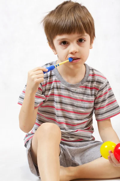 A boy takes care of his teeth — Stock Photo, Image