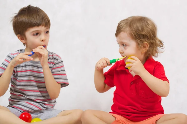 Los chicos cuidan sus dientes. — Foto de Stock