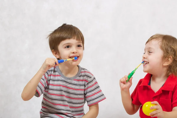 Los chicos cuidan sus dientes. — Foto de Stock