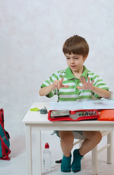 Egy iskolai fiú nem a házi feladatot, otthon — Stock Fotó