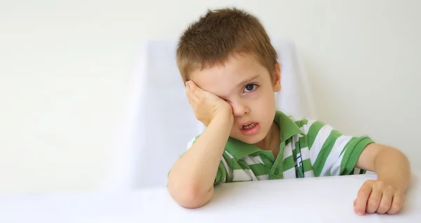 Un niño con los ojos cerrados — Foto de Stock