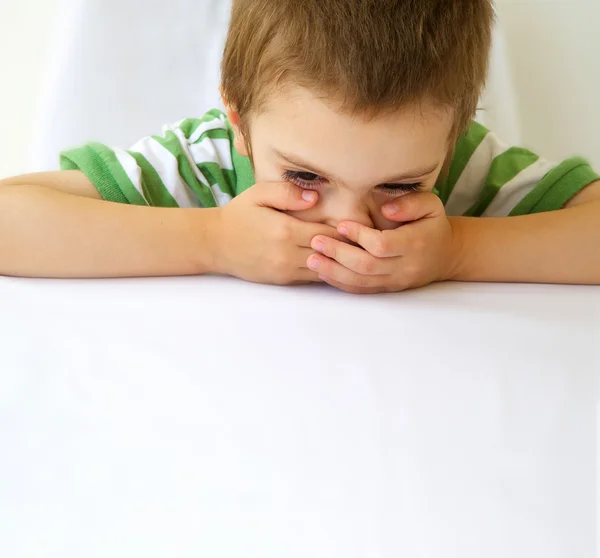 Un niño pequeño cerró la cara — Foto de Stock