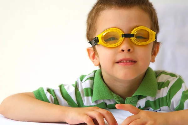 Un petit garçon en lunettes de plongée — Photo