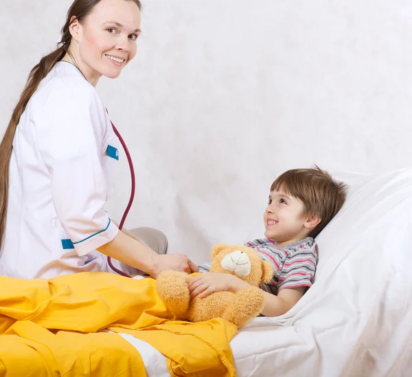 아이 그녀의 캐비닛에 소아과 의사 — 스톡 사진