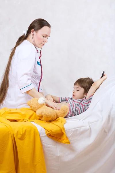 Ребенок и педиатр в ее кабинете — стоковое фото