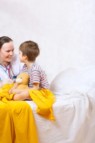 子供と彼女のキャビネットに小児科医 — ストック写真