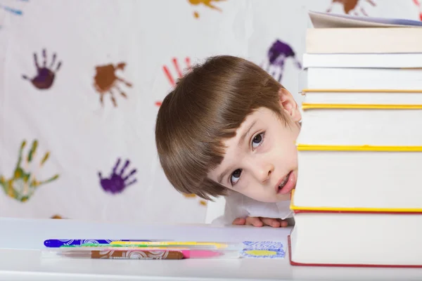 Chlapec ze sedmi let s knihami. Zpátky do školy — Stock fotografie