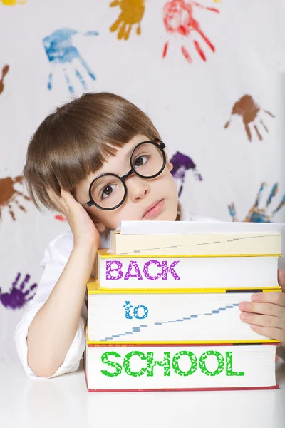 Fiú hét év régi könyveket. Vissza az iskolába — Stock Fotó