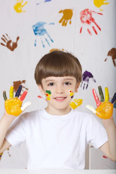 Boy está pintando algo . — Foto de Stock