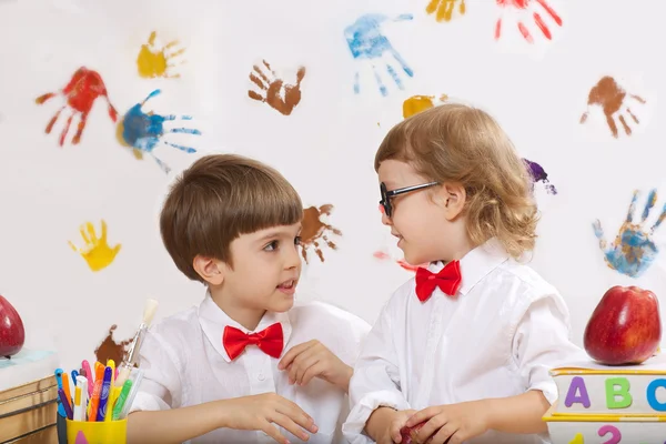 Twee jongens spelen samen — Stockfoto