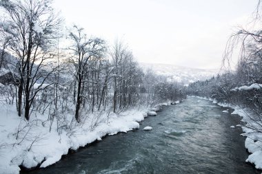 Lienzer Dolomitlerine yakın East Tyrol 'daki Drava Nehri' nin kış manzarası.