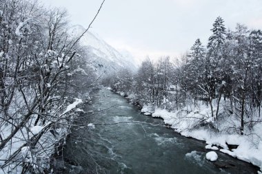 Lienzer Dolomitlerine yakın East Tyrol 'daki Drava Nehri' nin kış manzarası.