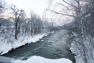 Lienzer Dolomitlerine yakın East Tyrol 'daki Drava Nehri' nin kış manzarası.